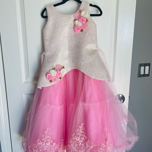 Beautiful elegant dressed never been used but no tag